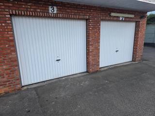 <p>7 GARAGEBOXEN TE KOOP – TOPLOCATIE HOBOKEN</p><p>Rustige woonwijk met zeer hoge parkeerdruk | Ideaal voor eigen gebruik of als investering</p><p>Locatie: Dokter Emiel Van Dammestraat 3+, 2660 Hoboken (Antwerpen)</p><p>Er worden maximaal 7 goed onderhouden garageboxen aangeboden in een verzorgd complex. Alle boxen beschikken over verlichting. De boxen kunnen afzonderlijk of in rendabele combinaties worden aangekocht:</p><p>1x Garage G3 (13 m²) – Vraagprijs: € 24.000<br />4x Garages G15 t/m G18 (15,5 m² per stuk) – Vraagprijs: € 25.000 per garage (samen: € 100.000)<br />2x Garages G6 & G7 (16 m² per stuk) – Vraagprijs: € 26.000 per garage (samen: € 52.000)<br />Volledige portefeuille (alle 7 garages samen) – Totale vraagprijs: € 176.000</p><p>Huidige situatie: Alle boxen zijn stabiel verhuurd aan € 85/maand. Er is een constante vraag uit de buurt.<br />Potentieel: Gezien de schaarste in de directe omgeving is een huurprijs van € 120 tot € 130 per maand realistisch.</p><p>Lage vaste lasten: Het kadastraal inkomen (KI) bedraagt slechts € 90,35 per jaar per garagebox. Het gemeenschappelijk beheer en onderhoud verloopt professioneel via een actieve VME (11 eigenaars).</p><p>Het garagecomplex (bestaande uit 37 boxen, 1 magazijn en 4 staanplaatsen) wordt op korte termijn extra opgewaardeerd:</p><p>Begin volgend jaar wordt aan de voorzijde een automatische toegangspoort geplaatst.<br />Het volledige terrein wordt voorzien van camerabewaking.</p><p>Dit verhoogt direct het comfort, de veiligheid en de waarde voor toekomstige huurders en eigenaars.</p><p>✔ Midden in een woonwijk met extreem hoge parkeerdruk (garages zijn erg schaars in de omgeving).<br />✔ Onmiddellijke en stabiele huuropbrengsten dankzij de bestaande verhuursituatie.<br />✔ Uitstekende bezettingsgraad en geen makelaarskosten (rechtstreeks van eigenaar).</p><p>📞 Interesse of een bezoek inplannen?<br />Wenst u één garagebox, een specifieke combinatie of de volledige portefeuille aan te kopen? Neem voor meer informatie of een bezichtiging ter plaatse contact op met de eigenaar.</p>