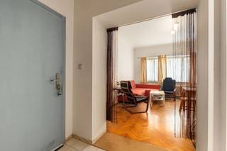Op een steenworp van het Flageyplein ontdekt u dit prachtige appartement op het gelijkvloers, met een bevoorrechte ligging op directe afstand van openbaar vervoer, winkels en alle voorzieningen.<br /><br />Met een oppervlakte van ongeveer 50 m² valt dit lichte appartement op door de lage gemeenschappelijke kosten. Het bestaat uit een aangename woonkamer met directe toegang tot een volledig ingerichte keuken, één slaapkamer en een douchekamer. Het pand is uitgerust met dubbel glas in de ramen, wat zorgt voor goed thermisch en akoestisch comfort.<br /><br />Dit appartement vormt een uitstekende opportuniteit, zowel voor een koppel dat op zoek is naar een aangename woonomgeving als voor een investeerder die een kwaliteitsvolle investering wil doen in een zeer gegeerde buurt.<br /><br />