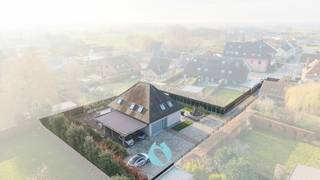 Deze recente, volledig instapklare villa combineert hedendaags comfort met een uitzonderlijke ligging in het hart van Zomergem.Het dorpscentrum ligt...