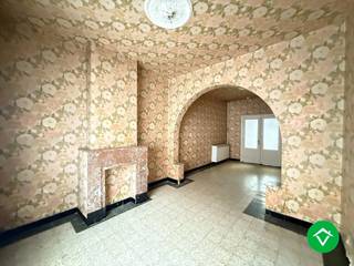 Deze woning is gelegen op een zeer strategische ligging! Zeer dicht bij de winkelstraat, de Grote Markt, scholen, De Spil, het stadspark en het stadscentrum. <br /><br />De woning met authentieke elementen beschikt op het gelijkvloers over: Inkomhal - ruime living - eetplaats - keuken - wasberging - apart toilet - badkamer - diepe stadstuin. <br />Op het eerste verdiep: nachthal - 2 volwaardige slaapkamers.<br />Verdieping twee: hall - zolder - derde slaapkamer. <br /><br />Troeven:<br />- Centrale ligging<br />- Diepe woning<br />- Authentieke woning met hoge plafonds <br />- Mogelijks 4e slaapkamer bij inrichten zolder<br /><br />Contacteer ons gerust voor meer info!