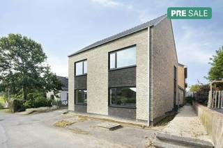 Dit prachtig en recent gerenoveerd huis staat te koop in het pittoreske Mater. De eigenaars hebben de zware renovatiewerken al voor u uitgevoerd. Het pand is reeds volledig gestript, vers gepleisterd en overal voorzien van een warme, hoogwaardige laminaatvloer. Dit biedt u als koper een enorm voordeel: u hoeft niet meer door het stof van een zware verbouwing, maar u krijgt wel de absolute vrijheid om de binnendeuren en uw ultieme droomkeuken nog volledig naar uw eigen persoonlijke stijl en smaak te kiezen.<br /><br />Wie ervoor kiest om dit huis te kopen, geniet bovendien van een uitstekende locatie: ultieme rust en landelijke charme, maar tegelijkertijd een zeer vlotte bereikbaarheid naar het centrum van Oudenaarde.<br /><br />INDELING:<br /><br />GELIJKVLOERS:<br />-Ruime inkomhal of gang;<br />-Toilet;<br />-Living;<br />-Eetruimte;<br />-Keukenruimte (voorzien van alle aansluitingen, volledig naar eigen smaak in te richten);<br />-Wasruimte met douche;<br />-Technische ruimte;<br />-Achteringang;<br />-Hobbyruimte;<br />-Kelder.<br /><br />1e VERDIEP:<br />-3 ruime slaapkamers;<br />-Volledig afgewerkte badkamer met inloopdouche, toilet en 2 wastafels;<br />-Grote hobbykamer.<br /><br />2e VERDIEP:<br />-Ruime en hoge zolder.<br /><br />BUITEN: <br />-2 garages; <br />-Grote tuin (dankzij de zuidwestelijke oriëntatie kunt u hier van de middag tot de late avond volop van de zon genieten).<br /><br />ALGEMENE INFO:<br />- Perceel: 1.420 m²;<br />- Oriëntatie: Zuid-West;<br />- EPC B;<br />- Verwarming: gas;<br />- Dubbel glas;<br />- 3-4 slaapkamers;<br />- Regenwaterput;<br />- 2 Garages.<br /><br /><br />EPC: 159 kWh/m² / UC: 20260629-0003906272-RES-1<br />EPC: 0 kWh/m²<br /><br />Bestuursmaatregelen in het maatregelenregister: nee