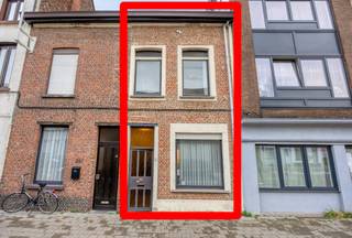 Deze charmante woning is gelegen op een centrale locatie aan de Leuvensesteenweg 209 te Mechelen, op wandelafstand van het bruisende stadscentrum. Dankzij de nabijheid van scholen, openbaar vervoer, parkeermogelijkheden, invalswegen en alle nodige voorzieningen, geniet u hier van comfortabel en praktisch wonen.De woning werd gerenoveerd in 2020, beschikt over een bewoonbare oppervlakte van 113 m² en heeft een gunstig EPC C. Daarnaast is er een conforme elektrische keuring en is de woning volledig asbestvrij. De volledig waterdichte kelder zorgt voor extra bergruimte en gebruiksgemak.HuisindelingKelder :Volledig waterdichte kelder met extra bergruimteGelijkvloers :Mooie open en lichtrijke leefruimteGrote, aansluitende keukenEerste badkamerGezellige stadstuin die in de zomer volledig tot bloei komtEerste verdieping :2 ruime slaapkamersTweede verdieping :Grote polyvalente ruimteKeukenBadkamerZolder :Extra slaapkamerDeze woning combineert ruimte, een centrale ligging en een aangename woonbeleving. Dankzij de verschillende leefniveaus, de recente renovatie en de gunstige technische attesten is dit een ideale woning voor wie stadsleven wil combineren met comfort en flexibiliteit.Heeft u interesse in deze woning? Neem dan contact op met Dewaele Mechelen voor meer informatie of een bezoek.
