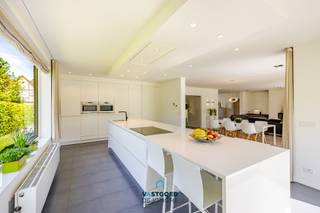 Op een zeer ruim perceel van 1416 m² treffen we deze grote, lichtrijke open bebouwing aan. De woning heeft de volgende indeling: inkomhal...