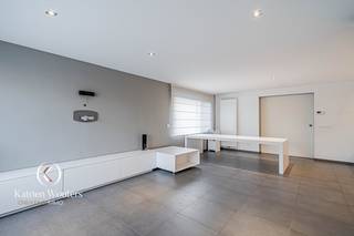 <u><strong>HIGHLIGHTS</strong></u><br />+ Veelzijdig potentieel<br />+ Ideale ligging, ruime parkeergelegenheid<br /><br />Ben je op zoek naar een woning met mogelijkheid tot handelsruimte op een gunstige locatie? Dan is deze voormalige warme bakkerij met woonst mogelijk iets voor jou! Gelegen in een residentiële buurt van Koersel, geniet je van een zeer goede bereikbaarheid met veel passage, zichtbaarheid en ruime parking voor de deur.<br /><br />De woning beschikt o.m. over een ruime living met open keuken, 3 slaapkamers, badkamer, bureel, ingerichte zolder bereikbaar via vaste trap en kelder. In de royale tuin bevinden zich nog een dubbele vrijstaande garage, overdekt zwembad, carport voor mobilhome en overdekt terras. <br />Aanpalend aan de woning treffen we de bakkerij aan met winkel en ateliers. Dankzij de grote sectionaalpoort is het vlot laden en lossen.<br /><br /><u><strong>DIVERSE COMMERCIËLE MOGELIJKHEDEN</strong></u><br />Ook voor mensen die zoeken naar een ruimte voor een praktijk, kantoor of andere bestemmingen kan dit polyvalente gebouw - mits de juiste vergunningen - zeker een perfecte oplossing bieden. Wat het type 'handel' betreft, ziet de stad Beringen verschillende mogelijkheden. Dit hangt volledig af van het programma dat de kandidaat-koper wil realiseren. De parkeernorm zal per aanvraag afzonderlijk beoordeeld worden.<br />Met andere woorden: een opportuniteit voor de gedreven en ambitieuze ondernemer!<br /><br /><u><strong>OVERNAME HANDELSFONDS MOGELIJK</strong></u><br />Daarnaast kan ook het handelsfonds, bestaande uit investeringen bakkerij, winkelinrichting, materieel en uitrusting worden overgenomen. De winkelinrichting is up-to-date waardoor er de eerstkomende tijd nagenoeg niet geïnvesteerd dient te worden in vernieuwing. Alle apparatuur is in prima staat. Gedetailleerde informatie en foto's beschikbaar op kantoor. <br /><br /><u><strong>VERNIEUWINGEN</strong></u><br />- Uitgebreide zonnepaneleninstallatie met groenestroomcertificaten<br />- Volledig nieuwe winkelinrichting<br />- Lucht/lucht airco's<br /><br /><u><strong>ROYAAL GEHEEL MET ENORM VEEL POTENTIEEL</strong></u><br />De 3 huidige percelen worden als geheel aangeboden, zijnde een polyvalent handelshuis met riante tuin.<br />De tuinzijde is echter ook verkavelbaar naar bouwgrond. Het visiekader van de stad Beringen is van toepassing (zie documenten). Voor meer specifieke informatie kan rechtstreeks contact worden opgenomen met de Dienst Omgeving van de stad Beringen.<br /><br /><u><strong>CONTACT</strong></u><br />Zie jij ook al het potentieel van dit polyvalent handelshuis?<br />Contacteer mij voor meer info of voor een vrijblijvende afspraak via 0475/47.44.50.<br /><br />Dit pand kan onderhevig zijn aan de renovatieverplichting die door de Vlaamse overheid wordt opgelegd voor niet-residentiële gebouwen. Consulteer voor meer informatie de website van het Vlaams Energie- en Klimaatagentschap via https://www.energiesparen.be/nr/renovatieverplichting.<br /><br /><em>De vermelde oppervlaktes zijn slechts indicatief. Katrien Wouters - creating IMMOtions kan niet verantwoordelijk gesteld worden voor de juistheid van de aan haar verstrekte gegevens. </em><br />