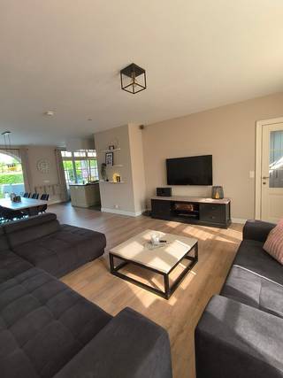 Exclusieve en energiezuinige grote gezinswoning met hoogwaardige afwerking. EPC A, 34kWh/m² jaar<br /><br />Troeven:<br /><br />- 6 slaapkamers<br />- 3 badkamers<br />- 3 toiletten<br />- rolstoelvriendelijk<br />- energiezuinig<br />- praktische onderhoudsvriendelijke tuin<br />- 4 parkeerplaatsen openlucht<br />- 1 parkeerplaats binnen<br /><br />Via de inkomhal met eiken trap en gastentoilet betreedt u de lichtrijke leefruimte. Vijf grote ramen zorgen voor een overvloed aan natuurlijk licht. De leefruimte sluit naadloos aan op de luxueuze keuken, waar het royale keukeneiland de blikvanger vormt. De stijlvolle kastenwand is uitgerust met hoogwaardige Miele-inbouwtoestellen, waaronder een stoomoven, combi-oven.<br /><br />De ruime eetplaats biedt zicht op de praktische tuin via het grote half ronde raam. Achteraan bevinden zich een ruime berging, 1ste badkamer met inloopdouche & wastafel. De badkamer sluit aan op de 1ste slaapkamer die uitkomt op de inkomhal.<br /><br />De garage, loopt door op de onderhoudsvriendelijke tuin met berging en zithoek(lounge).<br /><br />Via een prachtige eiken trap bereikt u de eerste verdieping. Hier bevinden zich een aparte toilet, 2 ruime slaapkamers > 20m² & 2 kleinere slaapkamers, die eveneens kunnen dienen als bureau of dressing. De zéér ruime badkamer is uitgerust met een ligbad, dubbele wastafel en aansluitingen voor wasmachine & droogkast.<br /><br />Via een tweede vaste trap bereikt u de volledig afgewerkte zolder, met een 3de badkamer, voorzien van ligbad, wastafel & toilet. Er is ook een ruime slaapkamer van > 20m², zithoek die tal van mogelijkheden biedt als extra slaapkamer, bureau of hobbyruimte, Daarnaast beschikt de woning over een bergzolder via een uitschuifbare trap.<br /><br />De woning is gelegen in een rustige, kindvriendelijke straat, op fietsafstand van een school, winkels en andere dagelijkse voorzieningen. Een instapklare woning waar ruimte, kwaliteit, energiezuinigheid en een uitstekende liggingvlak bij de Nederlandse grens, perfect samenkomen.<br /><br />Interesse? Geef ons zeker een berichtje!