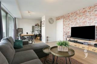 <p><span>Mooi duplex appartement met zonnig terras.</span></p><p><span> </span></p><p><span>De duplex</span><span> </span><span>beschikt over een inkomhal, een leefruimte met open keuken (vaatwasser, elektrische fornuis, oven, frigo met diepvriesvak), een bergruimte en aangenaam terras.</span></p><p><span>Op de eerste verdieping bevindt zich een nachthal, kinderkamer/bureau, een grote slaapkamer, een badkamer en een apart toilet.</span></p><p><span>Het is gelegen in het centrum van Herent, op 70 meter van het station. </span></p><p><span>Goede verbinding met de E314/E40 en op 4 km van Leuven.</span></p><p><span> </span></p><p><span>Gemeenschappelijke lasten: 75 EUR</span></p><p><span>Het pand is recent volledig geschilderd.</span></p><p><span>Er is geen ondergrondse staanplaats voor de wagen maar er is vlak voor de deur een grote parking die gratis is en onbeperkt in tijd.</span></p><p><span>Vrij vanaf 01/11/2026 voor een lange termijn huurovereenkomst.</span></p><p><span> </span></p><p><span>Interesse? Vraag uw bezoek aan via onze website.</span></p><p><span> </span></p>