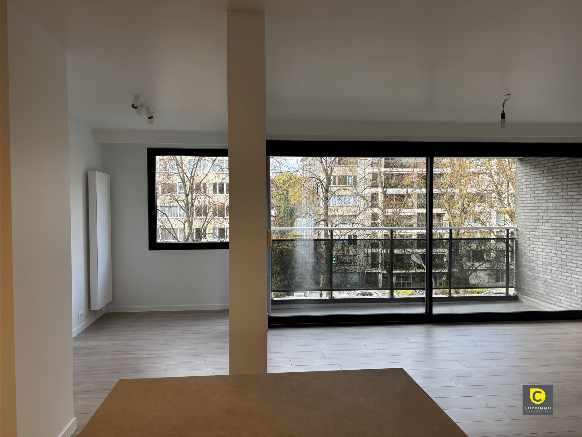 Prachtig gerenoveerd app met 2 slaapkamers en terras! - foto 4