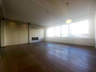 Pal in het centrum van Deinze vindt u dit, licht op te frissen, gelijkvloerse appartement. Winkels, openbaar vervoer, ... in de onmiddellijke omgeving. Ook al is het appartement gelegen in het centrum, heeft men toch een vlotte verbinding naar E17 en de belangrijke invalswegen.<br /><br />Het appartement omvat een ruime hal die toegang biedt tot de lichtrijke leefruimte met zijn vele ingemaakte kasten en gashaard. De open keuken is voorzien met toestellen (frigo, combi-oven, hete luchtoven, inductiekookplaat) van AEG en voldoende kasten en lades. De hal geeft tevens toegang tot de grote slaapkamer, voorzien van ingemaakte kasten, en met ensuite badkamer (ruime inloopdouche, dubbel lavabomeubel) en toilet. Daarnaast er is nog een 2 ruimte die kan gebruikt worden als bureel of extra bergruimte en die toegang biedt tot de koer.<br /><br />Troeven:
<ul>
	<li>Centrale ligging</li>
	<li>Elektrische rolluiken</li>
	<li>Privatieve kelder</li>
</ul>
Bent u een starter en op zoek naar een eerste woonst of bent u op zoek naar een investering? Kom dan zeker dit appartement bezoeken! Maak uw afspraak met Barbara op het nummer 0492 16 61 07 of via barbara@demeester.be .