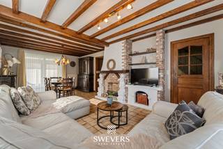 Interesse? Meer informatie op www.SWEVERS.be. - Charmante open bebouwing op Savoerenweg 31 in Heusden-Zolder, gelegen in een rustige, doodlopende straat. De woning uit 1982 verkeert in een verzorgde staat en is gerenoveerd (2016-2017) met nieuwe PVC-ramen, zonnepanelen en gasketel. Ze beschikt over een leefruimte van 27,75 m² met open haard, een praktische keuken van 8,25 m² en een ruime houten veranda van 20 m², zuidwestelijk georiënteerd voor veel licht en zon. Op de verdieping zijn drie slaapkamers (13,40 m², 19,5 m² en 8,04 m²) en een functionele badkamer aanwezig.<br /><br />Daarnaast biedt de woning een inpandige garage van 30 m² met elektrische poort en een perceel van 5a 56ca met zonnige tuin en sfeervolle buitenverlichting. De ligging is bijzonder praktisch: scholen, winkels en openbaar vervoer zijn in de buurt, en de snelweg ligt op slechts 4,8 km. Zo combineert deze woning comfort, rust en een centrale ligging, direct bewoonbaar en met mogelijkheden om eigen accenten toe te voegen.