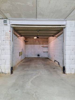 <span>Bevoorrechte locatie voor deze garage van ongeveer 15m2 net naast het Koninklijk Atheneum van Nijvel, op een paar minuten lopen van het stadscentrum en het treinstation. Het is gelegen in de kelder van het landgoed Grand'Bailly, in een complex van beveiligde parkeergelegenheid en garages waarvan de toegang gemakkelijk is en wordt afgesloten door een gemotoriseerde deur. Praktisch en functioneel, het heeft een elektrische deur en stroomvoorziening. Een ideaal alternatief om uw voertuig veilig weg te parkeren van diefstal en vandalisme, dicht bij alle voorzieningen, of voor pendelaars die 's ochtends niet meer in cirkels willen gaan om een gratis plek te vinden voordat ze hun trein nemen. Een kans om te grijpen in een buurt waar parkeren vaak een hindernisbaan is en waar parkeerboetes snel een aanzienlijk maandelijks budget kunnen vertegenwoordigen. Aantrekkelijke investering voor investeerders: beheergemak, lage onderhouds- en renovatiekosten, vraag ondersteund door arbeiders of bewoners zonder parkeerplaats, gemakkelijke wederverkoop in een bloeiende stad. Afmetingen: Lengte: 5,50 m - Maximale breedte: 2,26 m - Binnenbreedte: 2,80 m - Hoogte: 2,44 m. Gratis bezetting onmiddellijk.</span>