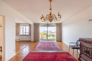 <p>Op de 11de verdieping bevindt zich dit lichtrijke appartement met een prachtig uitzicht over Antwerpen. Alle voorzieningen zijn vlakbij en het appartement is goed onderhouden.</p><p><strong>Het appartement bestaat uit</strong> een inkomhal – een zeer ruime woonkamer (41,78<span>m²</span>) op parket en mét airco – een aparte keuken voorzien van moderne toestellen – twee slaapkamers (oorspronkelijk 3 en eenvoudig terug om te bouwen) – een badkamer met ligbad en douche – een apart toilet<span> – een kelder</span>.</p><ul><li>De Inpandige autostaanplaats nr. 84 is inbegrepen</li><li>Er is de mogelijkheid om de inpandige autostaanplaats nr. 67 mits meerprijs aan te kopen</li><li>Gunstig EPC</li><li>Gerenoveerd terras met schitterend uitzicht</li></ul>