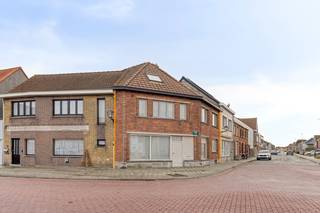 Idyllisch gelegen tussen Brugge en de Kust bevindt zich deze charmante, te renoveren hoekwoning met groot woonvolume, 4 slaapkamers en zonnig TERRAS. Praktische indeling: glvl: zonovergoten living (grote raampartijen), keuken (o.a gasfornuis, oven, dampkap en gootsteen) met toegang tot het gezellig terras, voute/bureauruimte. 1°V: 2 slaapkamers, dressing/wasplaats/bureau, ruime badkamer (ligbad, afz. douche, lavabomeubel, toilet). 2°V: 2 kamers/hobbyruimte. Bergzolder. Dubbele beglazing, verwarming op aardgas, geïsoleerd dak, kelderberging, rolluiken. Rustig gelegen. Ideaal voor de Handige Harry!