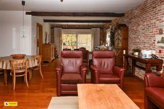 <p><span>PRACHTIG GEZINSWONING IN ZANDHOVEN MET BIJEGBOUW.</span></p><p><span> </span></p><p><span>Welkom in deze charmante woning gelegen in het rustige Zandhoven. Deze gezinshuis biedt u alles wat u nodig heeft voor comfortabel wonen in een groene omgeving.</span></p><p><span> </span></p><p><span>WONING EN INDELING</span></p><p><span> </span></p><p><span>De woning beschikt over een leef oppervlakte van 227 vierkante meter verdeeld over een praktische indeling. Het pand telt drie slaapkamers, ideaal voor een gezin of voor degenen die extra ruimte wensen. De woning is voorzien van een verdiep met ingedeelde zolder kamers.</span></p><p><span> </span></p><p><span>INTERIEUR EN KENMERKEN</span></p><p><span> </span></p><p><span>Het interieur kenmerkt zich door warme bakstenen muren met houten eiken balken plafonds die een authentieke en gezellige sfeer creëren. De ruime woonkamer is voorzien van een speksteen kachel, perfect voor gezellige winteravonden. Het open woongedeelte met bijzondere bakstenen afwerking nodigt uit tot aangename familie momenten.</span></p><p><span> </span></p><p><span>De moderne keuken beschikt over alle benodigde voorzieningen en biedt een aangename werkruimte met goed daglicht dankzij grote ramen. Vanuit de keuken hebt u gemakkelijke toegang tot de buitenruimte.</span></p><p><span> </span></p><p><span>SLAAPKAMERS</span></p><p><span> </span></p><p><span>De slaapkamers zijn ruim en voorzien van parketvloeren. De hoofd slaapkamer biedt voldoende ruimte voor een volwaardig slaapcomfort en geeft uit op voortuin. De kinderkamers zijn goed bemeten en bieden kinderen hun eigen persoonlijke ruimte met zicht op achtertuin.</span></p><p><span> </span></p><p><span>SANITAIR</span></p><p><span> </span></p><p><span>De badkamer is praktisch ingericht met douche en hoek ligbad, voorzien van moderne voorzieningen en veel opslagruimte.</span></p><p><span> </span></p><p><span>BUITENRUIMTE EN GRONDGEBIED</span></p><p><span> </span></p><p><span>Het grootste voordeel van deze woning is het ruime grondgebied van maar liefst 1550 vierkante meter. Dit biedt u veel mogelijkheden voor recreatie, tuin indeling en zelfs uitbreiding. Het perceel is fraai ingericht met heesters en borders. De voorkant beschikt over een verzorgde inrit met grind verharding en is perfect aangelegd voor parkeerplekken.</span></p><p><span> </span></p><p><span>AANVULLENDE VOORZIENINGEN</span></p><p><span> </span></p><p><span>De woning beschikt over een ruime garage voor het stallen van uw voertuig. Daarnaast is er een bijgebouwen aanwezig, waaronder een houten recreatie gebouw en geschuurruimte, zeer praktisch voor opslag en vrijetijdsbesteding.</span></p><p><span> </span></p><p><span>Verder beschikt het erf over carpoort, tuin berging, alsmede een werkplaats. Achter de woning vindt u nog aanvullende opslagruimte en een praktisch ingericht buitenterrein.</span></p><p><span> </span></p><p><span>LIGGING EN OMGEVING</span></p><p><span> </span></p><p><span>Zandhoven is een charmante gemeente in Noord-Brabant met groene omgeving en een rustig karakter. De woning is ideaal voor gezinnen die naar ruimte, natuur en stilte zoeken, zonder te ver verwijderd te zijn van voorzieningen.</span></p><p><span> </span></p><p><span>Deze woning is een unieke kans voor wie op zoek is naar een ruim gezinshuis met veel mogelijkheden en een groot terrein in een groene landelijke setting. De combinatie van interieur, buitenruimte en bijgebouwen maakt dit een zeer aantrekkelijk geheel.</span></p>