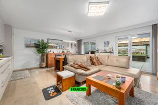 In een recente en verzorgde residentie in Blankenberge bevindt zich dit aangename gelijkvloerse appartement met een uiterst ruime stadstuin/stadskoer, een absolute meerwaarde voor wie houdt van buitenruimte in de stad.<br /><br />Het appartement verwelkomt je via de inkomhal, die toegang biedt tot de lichtrijke leefruimte met aanpalende open keuken. De keuken is volledig uitgerust met alle nodige toestellen, waaronder een vaatwasser, oven, kookplaat en koelkast, en sluit perfect aan bij het moderne wooncomfort.<br /><br />De leefruimte geeft rechtstreekse toegang tot de stadstuin, die geniet van een gunstige oriëntatie. Dankzij de aanwezige zonneluifel kan je hier op elk moment van de dag comfortabel vertoeven. Bovendien is de koer ook bereikbaar via een praktische achteringang.<br /><br />Verder beschikt het appartement over één slaapkamer met ingemaakte kasten, een ruime badkamer met stijlvolle douchecabine en een praktische berging.<br /><br />Het appartement wordt verwarmd via centrale verwarming op aardgas, beschikt over een conforme elektrische keuring, en de verwarmingsketel wordt nog vernieuwd in maart op kosten van de verkopers. Meubels kunnen eventueel worden overgenomen na overleg.<br /><br />Tot slot beschikt de residentie over een gemeenschappelijke fietsenberging.<br /><br />Een ideaal appartement als vaste woonst, tweede verblijf of investering, met een unieke buitenruimte op het gelijkvloers.<br /><br />