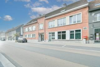 Ontdek deze aantrekkelijke investeringsopportuniteit in het hart van Emelgem (Izegem)!<br />Deze opbrengsteigendom omvat vijf verhuurde appartementen, elk voorzien van eigen nutsvoorzieningen, een lichte leefruimte, badkamer, twee slaapkamers en bergruimte.<br />De appartementen beschikken over goede EPC-scores, variërend van label B tot één label D.<br /><br />De eigendom bevindt zich op wandelafstand van winkels, scholen en openbaar vervoer, met bovendien een vlotte verbinding naar Roeselare en de E403.<br /><br />Daarbovenop vormt de ruime zolderverdieping een bijkomende troef: mits het verkrijgen van de nodige vergunningen bij de gemeente kan hier een zesde appartement worden ingericht — ideaal om het potentiële rendement verder te verhogen.<br /><br />Alle troeven op een rij:<br />- 5 verhuurde appartementen – onmiddellijk rendement<br />- Ruime zolder met mogelijkheid tot extra woonunit (mits vergunning)<br />- Actueel bruto rendement: 4,59%<br />- Buitenschil in goede staat<br />- Individuele nutsvoorzieningen per appartement<br />- Gunstige, centrale ligging<br /><br />Altijd al willen investeren in vastgoed?<br />Mis deze unieke kans niet en contacteer ons vandaag nog voor meer informatie of een bezoek ter plaatse!<br /><br />De vermelde prijs is een richtprijs. Elk bod, hoger of lager, wordt voorgelegd aan de eigenaar, die zich het recht voorbehoudt dit te aanvaarden of te weigeren.