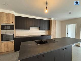 <p><span>NIEUWBOUWWONING MET 4 SLAAPKAMERS, GARAGE EN TUIN </span></p><p><span>Vraagprijs 489.000 euro</span></p><p><span> </span></p><p><span>Deze woning is gelegen in het landelijke Steenhuize, nabij de belangrijke invalswegen.</span></p><p><span> </span></p><p><span>Beneden treft u een inkomhal met apart toilet, ruime lichtrijke living met open keuken en zicht op de tuin, berging, garage en technische/wasruimte.</span></p><p><span> </span></p><p><span>Boven zijn er 3 slaapkamers, dressing en een apart toilet.</span></p><p><span> </span></p><p><span>De zolder biedt de mogelijkheid tot het creëren van 2 extra kamers.</span></p><p><span> </span></p><p><span>Vooraan is er de mogelijkheid om 2 wagens te parkeren, achteraan heeft u een fantastische zicht over de velden.</span></p><p><span> </span></p><p><span>Troeven:</span></p><p><span> </span></p><ul><li><span>Ben-woning</span></li><li><span>Warmtepomp en vloerverwarming</span></li><li><span>Ventilatiesysteem en zonnepanelen aanwezig</span></li><li><span>Rustige en groene ligging</span></li></ul><p><span> </span></p><p><span>Aankoop onder gesplitst stelsel:</span></p><ul><li><span>Grondwaarde: €110.000 (excl: registratierechten 12%</span></li><li><span>Constructiewaarde: €379.000 euro (6% btw mogelijk)</span></li><li><span>Aansluitingskosten nutsvoorzieningen: €3000 (excl. Btw)</span></li></ul><p><span> </span></p><p><span>Bent u op zoek naar een kwalitatieve woning met alle comfort en een rustige ligging?</span></p><p><span> </span></p><p><span>Contacteer dan Dylan op 0489/54.69.99 of mail naar <span>Dylan@svena.be</span></span></p><p><span> </span></p><p><span>Stedenbouwkundig uittreksel/inlichtingen in aanvraag!</span></p><p><span>Deze gegevens zijn louter informatief en wij kunnen niet aansprakelijk gesteld worden voor eventuele onjuistheden.</span></p><p><span>De bewoonbare oppervlakte is slechts indicatief.</span></p><p><span> </span></p><p><span> </span></p>