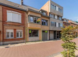 <p><span>Ruim gelijkvloers appartement met tuin in centrum Lebbeke - interessante investering!</span></p><p><span> </span></p><p><span>Bent u op zoek naar een ruim en verzorgd appartement met een mooie ligging en interessante verhuurmogelijkheden? Dan is dit volledig gerenoveerde gelijkvloers appartement in het centrum van Lebbeke zeker een bezoek waard!</span></p><p><span>Dit aangename appartement bevindt zich op een bijzonder gunstige locatie, op wandelafstand van winkels, scholen, openbaar vervoer en het station van Lebbeke. Dankzij de centrale ligging zijn alle dagelijkse voorzieningen vlot bereikbaar.</span></p><p><span> </span></p><p><span>Het gebouw werd omstreeks 2015 volledig gerenoveerd van A tot Z. Het gelijkvloers appartement beschikt over een bewoonbare oppervlakte van ca. </span><span>111 m²</span><span> en combineert een ruime indeling met een aangename buitenruimte.</span></p><p><span>Via de gemeenschappelijke inkomhal met berging bereikt men het privatieve appartement.</span></p><p><span>De indeling omvat een privatieve inkomhal, een ruime kelderruimte van ca. 40 m², een gezellige woon- en leefruimte met veel natuurlijke lichtinval, een open en volledig uitgeruste keuken, 2 slaapkamers, een badkamer met lavabomeubel en douche en een apart gastentoilet.</span></p><p><span>Daarnaast beschikt het appartement over een aangename binnenpatio/terras van ca. 10 m² en een gezellige, volledig ingesloten </span><span>zuidgerichte tuin van ca. 60 m²</span><span>, waar men heerlijk kan genieten van rust en privacy.</span></p><p><span> </span></p><h2><span>Extra troeven: </span><span>volledig gerenoveerd gebouw (ca. 2015), elektrische installaties </span><span>conform</span><span>, EPC </span><span>gelijkvloers</span><span>: </span><span>227 kWh/m² label C </span><span>(Geen renovatieplicht), asbestveilig attest, centrale ligging in centrum Lebbeke. <br />Interessante huuropbrengst, momenteel verhuurd:</span></h2><ul><li><span>Gelijkvloers appartement: </span><span>695/maand</span><span> </span></li></ul><p><span> </span></p><p><span>Mogelijkheid tot aankoop garagebox</span></p><p><span>Optioneel bestaat de mogelijkheid om de afgesloten garagebox tegenover het gebouw (huisnummer 26) mee aan te kopen voor </span><span>35.000</span><span>. Deze garagebox is momenteel verhuurd aan </span><span>80/maand</span><span>.</span></p><p><span> </span></p><p><span>Een ideale investering voor wie op zoek is naar een instapklaar opbrengstgebouw met een sterke ligging en een mooi rendement. Kom deze interessante eigendom ontdekken in het centrum van Lebbeke en contacteer Immo Twins vandaag nog voor een bezoek!</span></p><p><span>Contacteer ons voor meer informatie of om een afspraak in te plannen, </span><span>T. 052/55.55.55 | </span><span><span>info@immotwins.be</span></span><span> | </span><span><span>www.immotwins.be</span></span><span> </span></p>