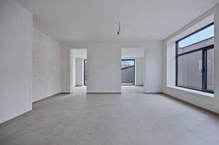 Energiezuinige nieuwbouwwoning met 3 slaapkamers in groene omgeving
Welkom in deze moderne, energiezuinige nieuwbouwwoning, gelegen in de rustige en groene omgeving van Spoorweglaan 53 te Herne. Deze prachtige woning combineert hedendaags wooncomfort met een duurzame en energie-neutrale bouwstijl.
Bij het betreden van de woning wordt u verwelkomd in een lichtrijke leefruimte met een open keuken, perfect voor gezellige momenten met familie en vrienden. De keuken is volledig uitgerust en biedt een stijlvol en functioneel ontwerp. Aansluitend vindt u een praktische berging, ideaal voor extra opslagruimte.
Op de bovenverdieping bevinden zich drie ruime slaapkamers en een moderne badkamer, voorzien van alle comfort. Dankzij de energiezuinige technieken geniet u van een lage energiekost en een aangenaam binnenklimaat, het hele jaar door.
Buiten biedt de woning een mooie tuin waar u in alle rust kunt ontspannen. Daarnaast beschikt u over twee private parkeerplaatsen en een ruime berging, wat zorgt voor extra gemak.
Deze woning is ideaal voor wie op zoek is naar een duurzame, moderne thuis in een groene en goed bereikbare omgeving.
Interesse? Contacteer ons voor meer informatie of een bezoek! Michael@immoaccenta.be