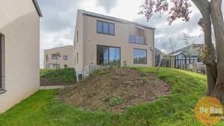 HERZELE - Ontdek <strong>Woonpark Truweel</strong>, een uniek woonproject in het hart van Herzele met 18 Bijna-Energie-Neutrale (BEN) woningen. Hier geniet je van toekomstgericht comfort, energiezuinig wonen en een aangename groene leefomgeving.<br /><br />
<h3><strong>Comfortabel &amp; toekomstgericht wonen</strong></h3>
Elke woning is uitgerust met de <strong>nieuwste technologieën</strong> voor een <strong>maximaal wooncomfort</strong> en een minimaal energieverbruik: geothermische warmtepomp met koeling, zonnepanelen, vloerverwarming in alle leefruimtes, ventilatiesysteem D met warmterecuperatie, regenwaterput, laadvoorziening voor elektrische wagen,... De woningen zijn <strong>licht, ruim en functioneel ingedeeld</strong> met hoogwaardige afwerking. Elke woning beschikt over een <strong>privéparkeerplaats </strong>en een aparte berging, ideaal voor fietsen, tuinmateriaal of extra opslagruimte.<br /><br />
<h3><strong>Samen genieten van groen &amp; ruimte</strong></h3>
Geniet van het beste van twee werelden: een <strong>ruime gemeenschappelijke tuin</strong> waar bewoners kunnen ontspannen, samenkomen of kinderen veilig kunnen spelen en <strong>een privé terras</strong> bij elke woning voor je eigen rustmomenten. Daarnaast is er een <strong>polyvalente ruimte</strong> op het domein, perfect als ontmoetingsplaats, coworking plek, of voor gemeenschappelijke activiteiten.<br /><br />
<h3><strong>Centrale ligging &amp; slimme investering</strong></h3>
Dankzij de uitstekende verbindingen ben je in een mum van tijd in <strong>Aalst, Zottegem of Gent</strong>. Zo woon je rustig en groen, zonder in te boeten op mobiliteit. Door het gunstig E-peil geniet je bovendien van korting op de onroerende voorheffing gedurende de eerste vijf jaar. <br /><br />Kortom: wonen zoals het hoort. Duurzaam, comfortabel en verbonden!<br /><br />Ontdek jouw nieuwe thuis vandaag! <br />Bel ons voor meer informatie of een bezoek: <strong>053 / 60 65 60</strong>.