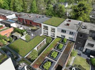 <p><span>2° VERDIEPING : een appartement aan de rand van het centrum van Brasschaat, de werken van deze prachtige NIEUWBOUW Residentie PARKHOF starten lente 2025. </span></p><p><span> </span></p><p><span>Kopen aan 6% btw op de constructies is hier mogelijk zowel voor enige/eigen woonst als voor investeerders (15j verhuur). Wij informeren u er graag over.</span></p><p><span> </span></p><p><span>In een modern gebouw met lift bevindt dit appartement zich op de 2de verdieping.  Het omvat een inkomhal, gastentoilet, leefruimte met toegang tot het terras (8.5 m²) en voorzien van een ingerichte open keuken met alle nodige toestellen, een berging met aansluiting voor wasmachine en droogkast, drie slaapkamers en twee ingerichte badkamers.  De indeling en afwerking wordt met u persoonlijk besproken, hiervoor zijn budgetten voorzien in het lastenboek.  </span><span>De ondergrondse parking zorgt ervoor dat thuiskomen in alle comfort kan gebeuren, voor dit appartement zijn er standaard 3 fietsplaatsen voorzien en ondergrondse autostaanplaatsen zijn apart beschikbaar vanaf €25.000. </span></p><p><span> </span></p><p><span>Luxueus wonen in een groene omgeving waar duurzaamheid voor opstaat, dit kan binnenkort in het centrum van Brasschaat waar twee aantrekkelijke gebouwen gestalte gaan geven aan het nieuwe woonproject Parkhof. In dit buitengewoon duurzame concept woont en geniet u van alle luxe in een zeer groene woonomgeving en overal dichtbij. Parkhof omvat 10 hoogwaardige appartementen, verdeeld over 2 woongebouwen. Aan de kant van de Bredabaan bevinden zich op het gelijkvloers 1 appartement en een notariaat. Op de verdiepingen komen telkens 2 appartementen met 2 of 3 slaapkamers, terwijl een groot penthouse de volledige dakverdieping inneemt. Aan de kant van de Oude Baan komt er 1 appartement op elk van de twee verdiepingen met 3 slaapkamers. Dat betekent dat u hier uw intrek neemt in een woning met een uitzonderlijke gevelbreedte. Om het u makkelijk te maken, is er een toegankelijke ondergrondse parking voor wagens, eenvoudig bereikbaar via een rolstoelvriendelijke lift. </span></p><p><span> </span></p><p><span>Qua architectuur legt men de nadruk op moderne, doch tijdloze elegantie en op vlak van duurzaamheid en energieverbruik legt men de lat hier bijzonder hoog dankzij geothermie.  Het project hanteert strengere eisen dan wettelijk verplicht en houdt vooral rekening met de normen van morgen. Dit geeft u de zekerheid dat u gedurende lange tijd voldoet aan de regelgeving. Bovendien wordt uw energieverbruik een stuk budgetvriendelijker én blijft uw woning waardevast.  Voor de opwekking van warmte en de passieve koeling wordt een beroep gedaan op geothermie. Een BEO-veld, dat gebruik maakt van een ondergronds buizennetwerk, verwarmt uw woning tijdens koudere periodes en koelt ze af als het te warm wordt. Ook op vlak van isolatie is dit vooruitstrevend, dankzij de toepassing van ventilatiesysteem D. Het regenwater wordt slim herbenut voor diverse doeleinden.  En als dat nog niet voldoende is, vindt de zon onbelemmerd haar weg naar de appartementen, zo wordt u als bewoner de hele dag overspoeld door natuurlijke licht.</span></p><p><span> </span></p><p><span>Parkhof bevindt zich aan de rand van het centrum van Brasschaat. In deze prikkelende omgeving vindt u alles wat u nodig hebt voor het leven van elke dag: winkels, supermarkten, scholen, administratie … Maar ook als u iets verder moet zijn, de Bredabaan biedt een vlotte verbinding met de E19.  Ondanks de centrale ligging woont u hier in een uitzonderlijk groene omgeving. Recht tegenover de site bevindt zich bijvoorbeeld het Park Van Brasschaat, maar ook het nabijgelegen Peerdsbos leent zich perfect tot onbeperkt genieten in het groen.  Brasschaat leeft! Een terrasje doen bij mooi weer, een lunch meepikken op restaurant, shoppen, een theatervoorstelling bijwonen? <br />Kortom, u bent van harte welkom om de plannen en mogelijkheden te bespreken, de ontspanningsmogelijkheden in de prachtige, klassevolle, comfortabele setting Parkhof zijn alvast legio.</span></p><p><span> </span></p><p><span>Prijzen zijn vermeld excl. kosten, registratie op de grondwaarde en btw op de constructiewaarde, notariskosten en ereloon, aansluitingskosten nutsvoorziening.</span></p><p><span>Contacteer ons voor bijkomende info of plan alvast bij ons op kantoor uw afspraak! www.buytaertimmo.be.</span></p><p><span> </span></p>
