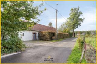 Immo Van Middelem verkoopt deze karaktervolle, gerenoveerde hoeve op een groot perceel van +/- 90are82ca, met atelier en prachtige tuin met...