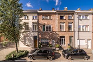 Ruime comfortabele instapklare woning met 4 slaapkamers en koertje <br /><br />Deze ruime comfortabele instapklare woning werd door de jaren heen gerenoveerd waarbij in 2010 de volledige binnenkant van de woning werd onderhanden genomen. Wat opvalt in de volledige woning is de aanwezigheid van natuurlijke lichtinval. Dit wordt gecreëerd doordat de gelijkvloerse verdieping volledig werd opengetrokken en dus volledig doorzon is. Door de rustige maar centrale ligging is de woning tevens een ideale uitvalsbasis naar de stad en alle belangrijke invalswegen. <br /><br />Indeling<br /><br />Via de inkomhal kan je de woning betreden. De living, eetruimte en keuken zijn volledig open getrokken waardoor u een optimale lichtinval hebt in combinatie met een enorm ruimte gevoel. De living situeert zicht centraal in de woning en geeft toegang tot de eetkamer vooraan en de leefkeuken die centraal staat. De keuken beschikt over heel wat werk- en kastruime en aan het eiland is het ideaal om te ontbijten of apertitieven. Aangrenzend aan de keuken bevindt zich de bijkeuken waar tevens heel wat opbergruimte voorzien is. Deze geeft toegang tot het kleine koertje dat op zijn beurt toegang geeft aan de wasberging. Aangrenzend aan de keuken bevindt zich de badkamer met ruime inloopdouche, lavabo en toilet.<br /><br />Via de trap kan je naar de eerste verdieping waar zich de masterbedroom bevindt. De tweede slaapkamer is een doorloopkamer met toegang naar de zolder en is naast slaapkamer ook ideaal als bureau of speelruimte.<br /><br />Op de tweede verdieping bevinden zich twee ruime slaapkamers waarvan één met mezannine. <br /><br />Ligging <br /><br />De woning ligt in een rustige straat die zeer centraal gesitueerd is tegen R6, E19 en andere invalswegen. Deze buurt heeft een waaier aan voorzieningen, zoals scholen, winkels, diensten, cultuur, sport, openbaarveroer,... allen op wandel/fietsafstand.