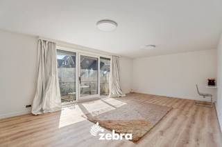 Dit prachtig, gerenoveerd appartement met twee slaapkamers en dubbel terras is gelegen op een toplocatie in het centrum van Izegem, namelijk op de Melkmarkt! Scholen, sportfaciliteiten, winkels en lokale handelaars bevinden zich op wandel- en fietsafstand, waardoor u geniet van optimaal wooncomfort.<br /><br />Via de gemeenschappelijke inkomhal neemt u de lift of de trap richting de tweede verdieping van de residentie. <br /><br />Het appartement is als volgt ingedeeld: een centrale inkomhal met toilet, een lichtrijke leefruimte met toegang tot het eerste zuidgerichte terras, een ruime geïnstalleerde keuken, een nachthal die voorzien is van ingebouwde kasten, een badkamer met douche en dubbele wastafel en twee ruime slaapkamers die beiden voorzien zijn van een toegang tot het tweede terras. In het kelderverdiep van deze residentie bevindt zich ook nog een handige privatieve berging.<br /><br />Bovendien is er de mogelijkheid tot de aankoop van een garage voor 25.000 euro.<br /><br />Tot slot beschikt dit eigendom over dubbele beglazing, gunstige EPC-score, conforme elektriciteit, lucht-luchtwarmtepomp die kan verwarmen én koelen en is het de ideale locatie in het centrum van Izegem.<br /><br /><strong>Ook wild geworden van dit appartement?<br />Twijfel niet langer en leg vandaag nog uw bezoek vast! </strong>