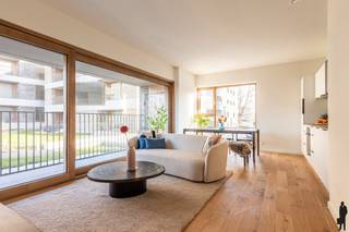 <p><strong>Gelijkvloers appartement (70 m²) met terras en tuin in prestigieus project "Tuinen van Eden" in Wilrijk<br /><br /></strong>Gelegen in het nieuwe en prestigieuze project <em>Tuinen van Eden</em>, midden in het hart van Wilrijk, bevindt zich dit stijlvol gelijkvloers appartement met een groen karakter en uitstekende bereikbaarheid. Dankzij de grote raampartijen geniet het appartement van overvloedig natuurlijk licht en een warme uitstraling. Het ruime terras met tuin zorgt voor een uniek wooncomfort op een toplocatie.<br /><br /><strong>Algemene info:</strong><br />- Bewoonbare oppervlakte: ± 70 m²<br />- Terras + tuin<br />- Ondergrondse staanplaats met laadpaal + kelderberging (Inbegrepen in de prijs!)<br /><br /><strong>Technische kenmerken:</strong><br />- Vloerverwarming<br />- Keuken voorzien van alle comfort en moderne toestellen<br />- Badkamer met inloopdouche en kwalitatieve afwerking<br />- Ingebouwde kast in de slaapkamer<br />- Aparte wasberging<br />- Energiezuinig appartement door hoogwaardige isolatie<br /><br /><strong>Onmiddellijke omgeving:</strong><br />Dit project combineert rust en groen met de nabijheid van alle belangrijke invalswegen (A12, E19). Op wandelafstand bevinden zich winkels, scholen, horeca en openbaar vervoer. Het groene karakter van Tuinen van Eden biedt een unieke combinatie van wooncomfort en stadsverbondenheid.<br /><br /><strong>Indeling:</strong><br />- Inkomhal<br />- Ruime leefruimte op parket met eetplaats en volledig uitgeruste keuken<br />- Woonkamer met toegang tot terras en tuin<br />- 1 slaapkamer met ingemaakte kast<br />- Badkamer met inloopdouche en lavabo<br />- Apart toilet<br />- Bijkomende wasplaats/bergruimte<br />- Overdekt terras en aansluitende tuin<br /><br /><span>Voor meer informatie kan u terecht op </span><strong>www.deboerenpartners.be</strong><span> of neem gerust contact met ons op.</span></p>