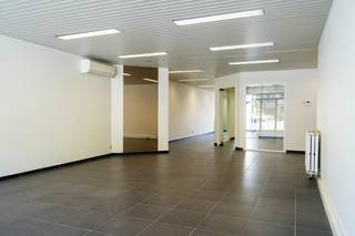 Op een absolute topligging, pal op de Markt van Deinze, vindt u deze gelijkvloerse handelsruimte van 139 m². Dankzij de grote raampartij geniet...