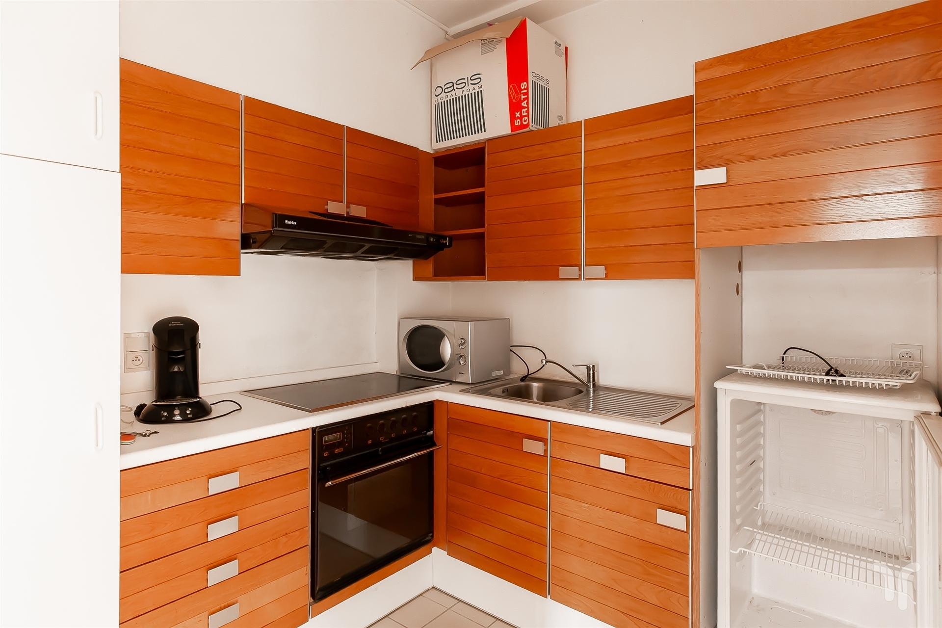 Commercieel gelegen kantoorgebouw met parking, uitweg en appartement met 3 slaapkamers. - foto 5