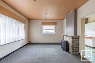 Gelegen in een <strong>rustige en aangename woonwijk te Mariakerke</strong>, bevindt zich deze interessante opbrengsteigendom met <strong>2 appartementen</strong>, een tuin en <strong>2 garageboxen</strong>. Het gebouw dateert van 1966 en is een <strong>stevige en degelijke constructie</strong> die altijd goed is onderhouden. De grote hoeveelheid aan winkels, scholen en andere faciliteiten zorgen voor een levendige buurt.<br /><br />Het appartement op de gelijkvloerse verdieping is toegankelijk via een afzonderlijke inkom en heeft nood aan een <strong>flinke opfrisbeurt/renovatie</strong>. Recent werden wel overal <strong>nieuwe ramen</strong> geplaatst.<br /><br />Via de afzonderlijke inkom aan de voorzijde van het gebouw is er toegang tot het appartement op de tweede verdieping. Dit appartement verkeert in <strong>goede staat</strong>. Momenteel is het appartement verhuurd aan trouwe huurders die er al meer dan 35 jaar wonen. Via dit appartement is er toegang tot de zeer <strong>ruime en praktische zolder</strong>, die nog potentieel biedt voor het creëren van een extra slaap-/hobbykamer.<br /><br />Beide appartementen beschikken over een woonkamer met eetplaats en keuken aan de voorzijde, een badkamer en twee slaapkamers.<br /><br />Uiteraard is het ook perfect mogelijk om zelf één van de appartementen te bewonen en het andere te verhuren of om het pand te gebruiken als bijvoorbeeld <strong>kangoeroewoning</strong>.<br /><br />De 2 garageboxen dienen aangekocht te worden voor elk € 26.000.<br /><br />Wenst u deze opbrengsteigendom zelf te komen verkennen? Contacteer Theo Wyseur voor meer info en/of een bezoek via <strong>Theo@convas.be</strong>.