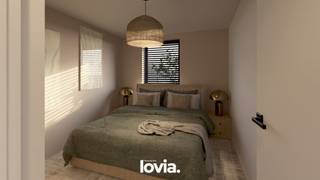 Ontdek Residentie Lovia, een exclusief nieuwbouwproject op een van de meest gegeerde locaties in Aalter, op slechts 50 meter van de Markt. Hier woont u rustig, maar toch midden in het bruisende centrum, met winkels, horeca en alle voorzieningen op wandelafstand. Deze stijlvolle residentie bestaat uit een beperkte selectie ruime appartementen en duplexen, ontworpen met oog voor licht, comfort en een hoogwaardige afwerking. Dankzij de inzet van moderne technieken zoals een warmtepomp en zonnepanelen geniet u van een energiezuinige en toekomstgerichte woonoplossing die uw wooncomfort én uw energiefactuur ten goede komt.

Ontdek deze prachtige 3-slaapkamerduplex in Residentie Lovia, met een uitzonderlijk ruime en lichtrijke leefruimte die uitkijkt op twee grote terrassen. De open keuken met royale eethoek vormt samen met de zithoek een stijlvol en warm leefhart. Op het gelijkvloers beschikt u over een eerste slaapkamer, badkamer, berging en gastentoilet — ideaal voor comfort en toegankelijkheid.

Op de bovenverdieping vindt u twee zeer ruime slaapkamers, een moderne badkamer en extra opbergruimte, perfect voor gezinnen of wie graag extra ruimte heeft. Dankzij de grote terrassen, doordachte indeling en energiezuinige nieuwbouwkwaliteit biedt deze duplex een luxueus en toekomstgericht wooncomfort.

Interesse? Contacteer Altro Projects voor plannen, prijzen en meer info.