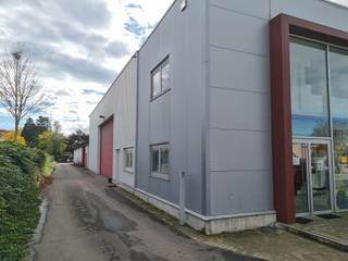 Dit bedrijfsgebouw met kantoorruimte is gelegen op het industrieterrein "Kleine Heide" te Meeuwen (Oudsbergen). Het gebouw bestaat uit...