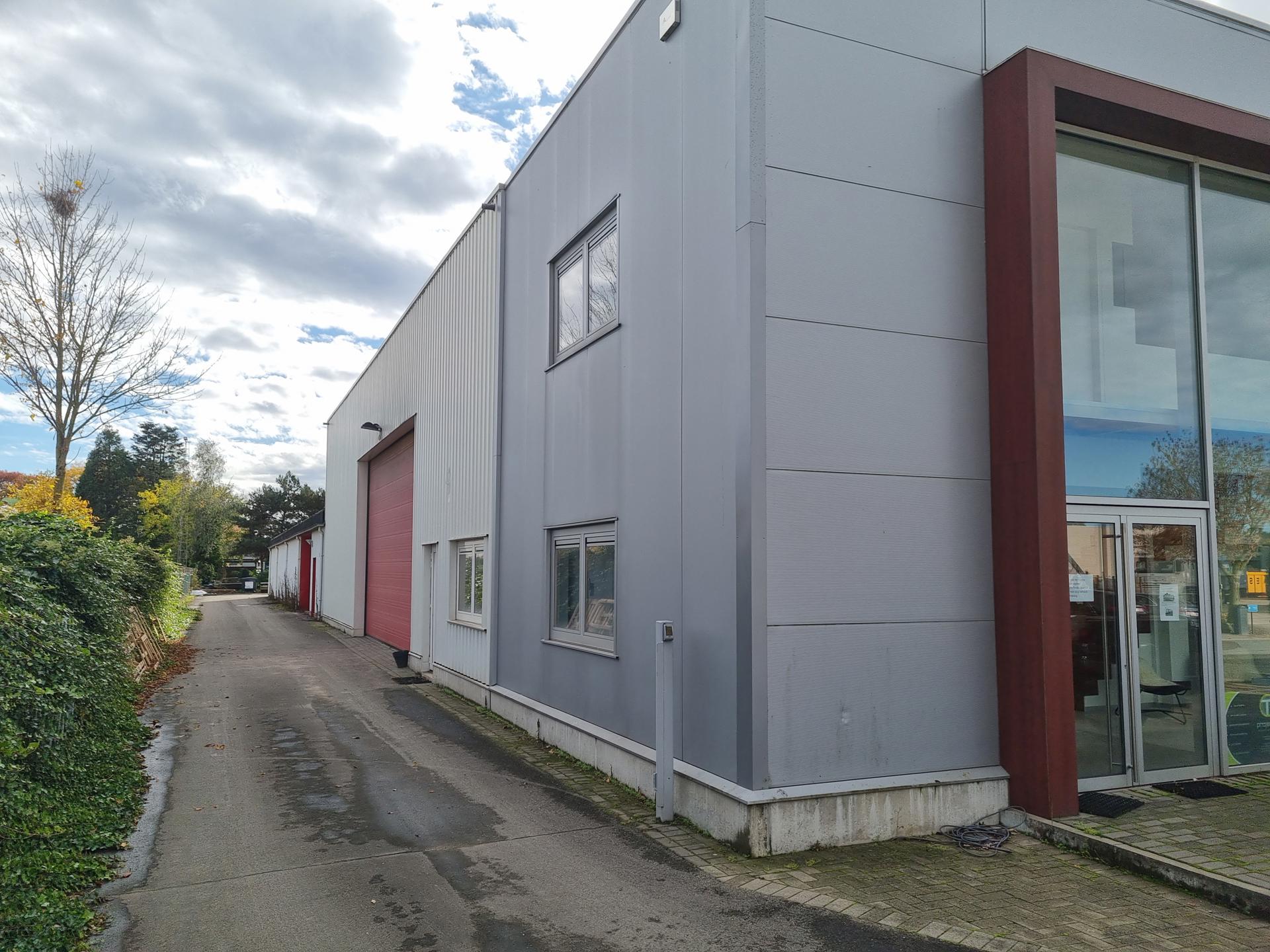 TE KOOP: Bedrijfsgebouw met mooie kantoren in Meeuwen - foto 2