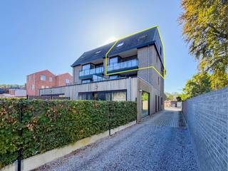 ENERGIEZUINIG EN BIJZONDER RUIM DUPLEXAPPARTEMENT MET 3 SLAAPKAMERS, gelegen in de KLEINSCHALIGE RESIDENTIE HONORÉ te Leupegem (Oudenaarde). Het gebouw werd gerealiseerd met bijzondere aandacht voor KWALITEIT, DUURZAAMHEID EN WOONCOMFORT en omvat slechts 6 appartementen, waardoor u hier geniet van een aangename combinatie van RUST EN PRIVACY. Ook de ligging vormt een BELANGRIJKE MEERWAARDE. Dankzij de nabijheid van de N60 geniet u van een UITSTEKENDE BEREIKBAARHEID, terwijl het CENTRUM VAN OUDENAARDE zich op korte afstand bevindt. Het appartement onderscheidt zich door zijn ROYALE WOONOPPERVLAKTE van maar liefst CA. 145 M². De KWALITATIEVE AFWERKING en het doordachte gebruik van DUURZAME MATERIALEN maken het geheel compleet. Ook energetisch scoort deze eigendom bijzonder sterk. Met een EPC-Label A geniet u van een laag energieverbruik.<br />De indeling gaat als volgt: het appartement bevindt zich op de 2de en 3de verdieping en beschikt over een inkomhal met vestiaire, een gastentoilet, een ruime en lichtrijke woonkamer met kwalitatief ingerichte keuken, een praktische berging/wasplaats en 2 afzonderlijke toiletten. Verder zijn er 3 volwaardige slaapkamers en een ingerichte badkamer.<br />Buitenshuis geniet u van een aangenaam terras met groen uitzicht aan de achterzijde van het gebouw. Op het terrein zijn bovendien een gemeenschappelijke fietsenstalling en een privatieve autostaanplaats inbegrepen in de prijs, wat een absolute meerwaarde vormt en zorgt voor bijkomend praktisch comfort.<br /><br />Adres: Dokter Honoré Dewolfstraat 19 bus 0301 te Oudenaarde<br /><br />EPC: 63kWh/m²; G-score en P-score C; Bestuursmaatregelen in het maatregelenregister: Neen; Beschikbaarheid te bespreken met eigenaar.