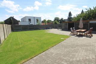 OPEN HUIS ZATERDAG 12 SEPTEMBER van 10u tot 11.30u - Zoek je een volledig gerenoveerde instapklare woning met heel veel ruimte, 6 slaapkamers en vele mogelijkheden? Wil je daarenboven graag een grote tuin en zit je graag overal vlakbij? Hier is het allemaal aanwezig. Je kan deze woning perfect gelijkvloers bewonen: door de aanwezigheid van een badkamer en 2 slaapkamers (of slaapkamer en dressing), is dit perfect mogelijk. Op de verdieping kan je het invullen zoals je zelf wil: een 'eigen' ruimte voor de kinderen, kleinkinderen, logés (ja, want die hebben dan hun eigen badkamer), voor je hobby's.... Een huis dat ook veel privacy biedt aan zijn bewoners. Het mooie zuidgerichte perceel van 462 m² met de ZIJ-INGANG is eveneens een grote troef. Zeer gunstige ligging: vlakbij de invalswegen, vlakbij school (150 meter!), winkels (Bioplanet, Colruyt, Delhaize..),met super vlotte verbinding naar Nederland (Tilburg, Breda). Nuttig: 5 WC's aanwezig, 2 regenwaterputten van 10.000 liter (toiletten, wasmachine en buitenkranen), 19 Zonnepanelen: 7.980 Wp. Elektriciteit conform. Aardgas in de straat. Niet gelegen in een overstromingsgebied. P- en G-score A. Geen erfgoed. Kom snel kijken naar het potentieel van deze woning!