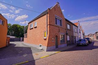 Deze betaalbare woning is voorzien van een hoge afwerkingsgraad, centrum gelegen, heeft 3 slaapkamers, berging, badkamer, een lichtrijke leefruimte, een grote garage + privatieve staanplaatsen en een grote extra tuinberging goed voor fietsen enz.... Verder zijn er twee terrassen waarvan 1 overdekt en dit alles met een prachtig zicht op de ruime onderhoudsvriendelijke tuin die uitkijkt op een groene omgeving. Reserveer vandaag nog uw bezoekje want deze gezellige woning is echt een toppertje in zijn prijsklasse! Contacteer ons voor een afspraak op 052/41.41.94. Een extra troef is ook het lage kadastraal inkomen en dat u deze instapklare woning kan aankopen aan 2% registratiekosten als eerste of enige woning. <br />Referentie: 5701
