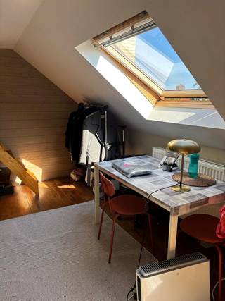 Deze gezellige studentenwoning met 13 kamers bevindt zich op een absolute toplocatie in het centrum van Leuven.<br />De kamers beschikken over een bed zonder matras, bureau, kleerkast, koelkast en beschikken over een privatieve badkamer met lavabo, douche en toilet. Verder is er een gemeenschappelijke keuken, een leefruimte en een gezellige buitenruimte aanwezig. De fietsen kunnen achter het gebouw gestald worden. <br /><br />De studentenkamers zijn beschikbaar voor academiejaar 2026-2027.<br /><br />Kamer 303: basishuurprijs 645 EUR / maand + kosten (eigen sanitair)<br />De maandelijkse (vaste) kostendekking bedraagt €115 en omvat alle kosten, met uitzondering van de studentenbelasting van €190 per jaar. Deze wordt apart aangerekend.<br />Interesse? Contacteer ons voor meer informatie of een bezichtiging: info@covas.be // 016 40 60 20 // www.covas.be