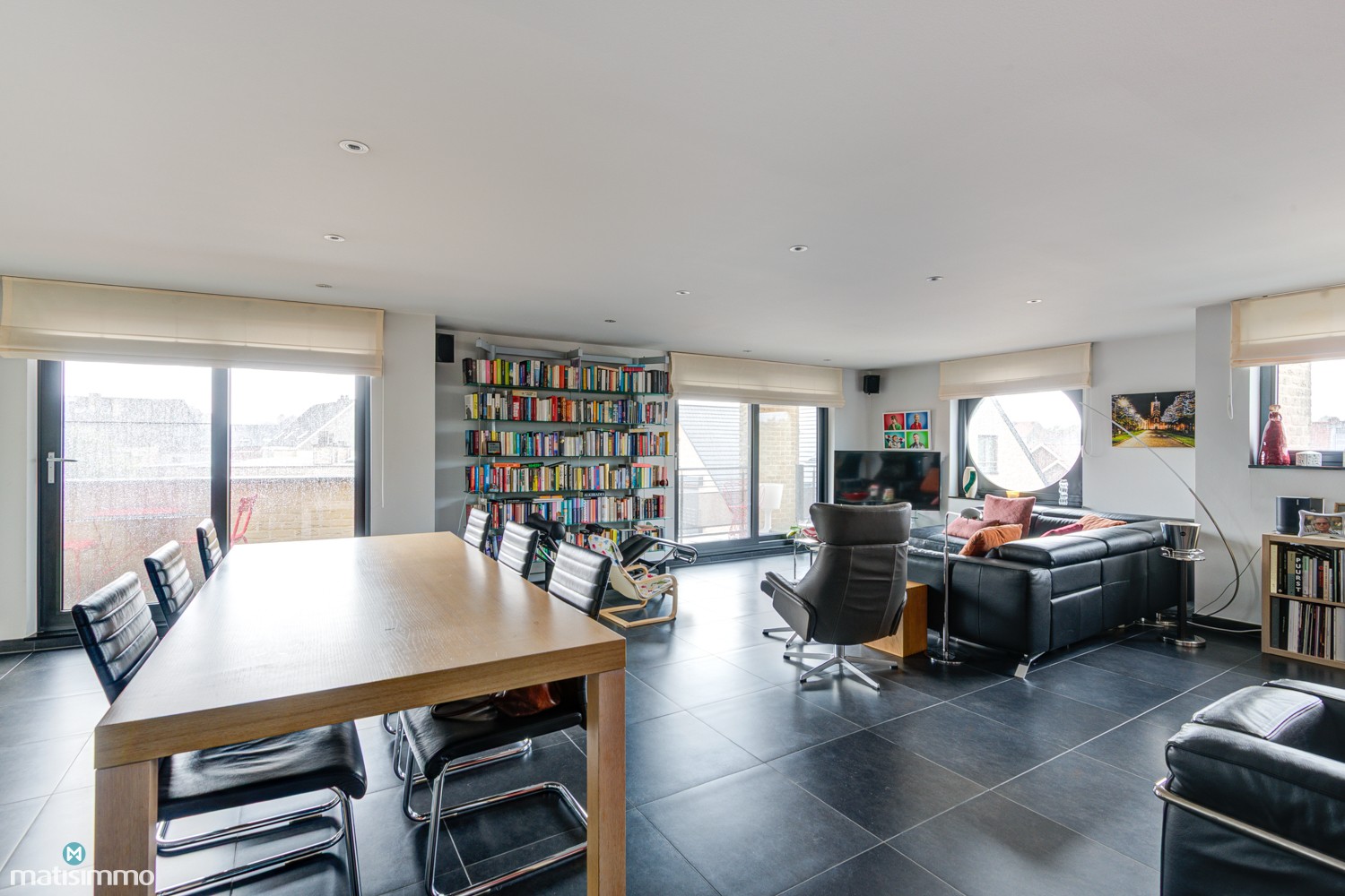 ZEER RUIM EN MODERN DUPLEXAPPARTEMENT (234M²) MET 5 SLAAPKAMERS, 2 BADKAMERS, 2 TERRASSEN, 2 KELDERS, DUBBELE GARAGE (60M²) (+ OPTIONEEL GARAGE) IN HET CENTRUM VAN LANAKEN - foto 4