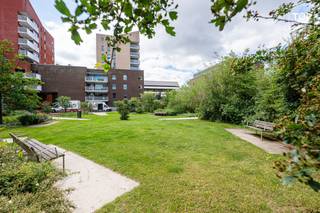 Dit prachtig appartement met parking ligt op de site van Dok Noord. Een toplocatie in Gent. <br /><br />Op de site zelf is alles aanwezig. Van een bakker tot supermarkt, tal van restaurants, cafeetjes en winkels... Heel wat ontspanningsmogelijkheden... Fitness, bowlen, poolen, karten, en tal van andere sporten. <br />Het appartement ligt omgeven door groen. Heel fijn om even te ontspannen. Tevens rijden er geen auto's op de site zelf waardoor het voor kinderen veilig spelen is. Dit zorgt voor een uniek locatie.<br /><br />Het historisch centrum van Gent is gemakkelijk te bereiken te voet en per fiets. Ook het station dampoort ligt op 5 min fietsen. <br />Enerzijds is alles dichtbij, anderzijds kan je genieten van de rust. <br />Kortom, met de ligging van dit appartement is een auto absoluut niet noodzakelijk.<br />Doch ben je in 5 min op de belangrijke toegangswegen de R4 en de E17. <br /><br />Via de inkomhal komen we terecht in de ruime leefruimte, met open keuken. Deze is volledig geïnstalleerd, er is zelfs een ingebouwde koffiemachine aanwezig. Het leefgedeelte is praktisch ingedeeld, zo kan de ruimte optimaal benut worden. Via het schuifraam kom je op het ruime terras, waar je lekker lang kan genieten met vrienden. Verder vinden we nog de badkamer met douche en bad, wc, bergruimte met aansluiting voor de wasmachine en 2 ruime slaapkamers terug. <br /><br />Extra troeven :<br />- Met zijn energie label A heeft het een gunstige EPC score<br />- Zowel de keuken als het hele appartement zijn hoogwaardig afgewerkt<br />- Het appartement werd opgeleverd in 2019 en is perfect onderhouden<br />- Het gebouw is voorzien van een eigen ondergrondse parking met aparte toegang<br />- Buiten een eigen ondergrondse parkeerplaats is er ook een gemeenschappelijke fietsenberging<br /><br />Je kan van dit gezellige appartement een echte thuis maken! Tevens kan het ook aanzien worden als opbrengsteigendom.<br /><br />Syndickosten zijn 120 Euro/maand<br /><br />Beschikbaar bij akte.<br /><br />Interesse in deze unieke opportuniteit? Contacteer dan Topvastgoed voor een bezoek op het nummer 0475 700 700.