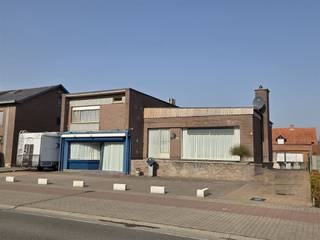 <p>Bent u op zoek naar een ruime woning met aangebouwd magazijn, voormalige bakkerij, en garage bijgebouw dan is dit mogelijks uw droompand.<br /><br />Een woning met veel mogelijkheden als volgt:<br />- optie A: woning met magazijn bijgebouw<br />- optie B: woning met winkel, handelsruimte of handelspand<br />- optie C: Meergezinswoning of appartementen<br /><br />Momenteel staat er een eengezinswoning op waarvan een deel vroeger heeft gediend als winkel en bakkerij. De bakkerij functionaliteit is stop gezet en de voormalige bakkerij biedt mogelijkheden als ruime opslagplaats of polyvalente ruimte of hobbyplaats.<br /><br />De woning staat op een perceel van 709m².<br />Het gelijkvloers omvat een statige inkomhal met vestiaire ruimte, een woonkamer, zeer grote vernieuwde keuken met ruime zithoek, ruime slaapkamer (voormalige bakkerij winkel), magazijn of grote polyvalente ruimte (voormalige bakkerij) en meerdere garages.<br /><br />Het verdiep biedt toegang tot de badkamer en 3 slaapkamers.<br /><br />Berging kelder aanwezig.<br /><br />TROEVEN:<br />- 4 slaapkamers<br />- Centrale verwarming aardgas<br />- Vernieuwde keuken<br />- Voormalige bakkerij, dus grote polyvalente ruimte of stockage ruimte. Ideaal voor mensen die op zoek zijn naar een groot werkatelier of hobbyruimte aansluitend aan hun woning.<br />- centraal gelegen<br /><br />Contacteer ons kantoor Dupont Vastgoed 015 15 15 15 en ontdek de vele mogelijkheden dat dit pand u te bieden heeft.<br /> </p>