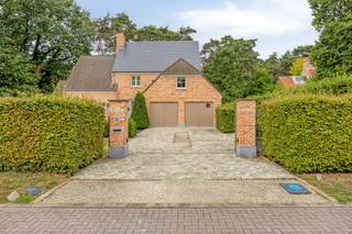 Wonen in het groen, met ruimte rondom en hedendaags comfort binnen.<br /><br />In een residentiële en bosrijke omgeving van Keerbergen bevindt zich deze karaktervolle villa uit 2013, gelegen op een prachtig perceel van maar liefst 1.800 m².<br /><br />Via de inkomhal, voorzien van een gastentoilet en trap naar de verdieping, komen we in de ruime leefruimte. Een aansluitende aparte maar toch geïntegreerde ruimte kan perfect worden ingericht als bureau, thuiswerkplek of rustige leesruimte.<br /><br />De leefruimte vloeit naadloos over in de volledig geïnstalleerde leefkeuken met centraal eiland. Grote raampartijen zorgen voor veel licht en versterken de directe verbinding met het terras en de tuin. De westelijke oriëntatie zorgt bovendien voor aangename namiddag- en avondzon.<br /><br />Verder beschikt het gelijkvloers over een bijzonder ruime en praktische berging met douche en toilet, met rechtstreekse toegang tot de dubbele inpandige garage en de kelder.<br /><br />Op de eerste verdieping bevinden zich drie zeer ruime slaapkamers, voorzien van vaste inbouwkasten.<br /><br />De master bedroom beschikt over een afzonderlijke (dressing)ruimte. De ruime badkamer is uitgerust met een ligbad, inloopdouche en toilet.<br /><br />Een vaste trap leidt vervolgens naar de dakverdieping. Hier bevindt zich een zeer ruime polyvalente ruimte die afhankelijk van de behoeften kan worden ingericht als hobbykamer, fitnessruimte, speelruimte, extra slaapkamer of thuiskantoor.<br /><br />Deze villa combineert haar karaktervolle uitstraling met een uitstekende energieprestatie.<br />De woning beschikt over EPC-label A met een score van slechts 56 kWh/m², vloerverwarming en een geothermische warmtepomp.<br /><br />Het perceel van 1.800 m² is volledig afgesloten en biedt ruimte en rust met volwassen groen. De woning ligt hierdoor privé en voelt bijzonder aangenaam aan, terwijl je toch deel uitmaakt van de residentiële omgeving van Keerbergen.<br /><br />Een woning voor wie niet alleen een huis zoekt, maar vooral ruimte, rust en een aangename plek om thuis te komen.<br /><br />
