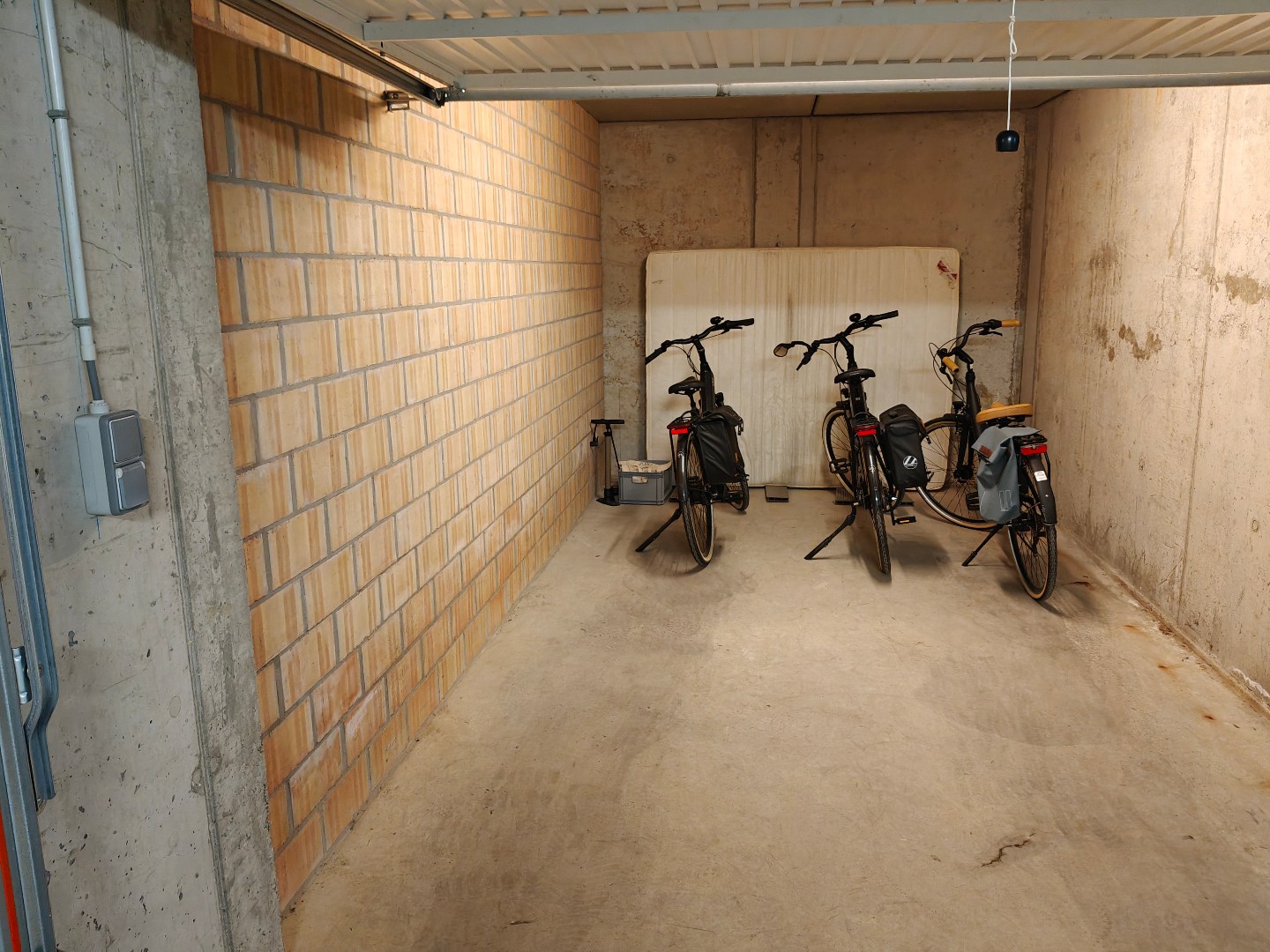 Ruime recente garage in hartje Middelkerke op enkele stappen van de Zeedijk! - foto 4