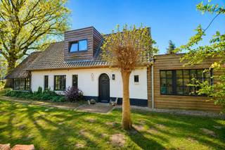 Charmante open bebouwing met 2 slaapkamers op een perceel van 714 m², bestaande uit: ruime inkomhal met plaats voor vestiaire, woonkamer met...