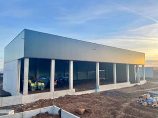 For rent – Professional hall with showroom front – GemblouxIdeally located on Chaussée de Tirlemont in Gembloux, close to major roads and amenities...