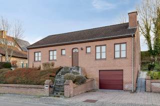 Immo Pické biedt U deze rustig en gunstig gelegen woning aan, nabij diverse winkels, openbaar vervoer en een belangrijke verbindingsweg in het...