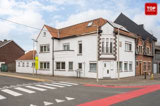 <p>Ontdek deze ruime instapklare woning in het hart van Sleidinge.</p>
<p>Deze woning met 175 m² bewoonbare oppervlakte is gelegen in het centrum van Sleidinge, op wandelafstand van scholen, winkels en openbaar vervoer.</p>
<p>Bij het betreden van de woning wordt u direct verrast door de ruime multifunctionele kamer. Deze ruimte leent zich perfect als handelsruimte maar kan ook dienen als fietsenberging, speelkamer, bureau of hobbyruimte. Vanuit hier heeft u toegang tot de centrale gang met toegang tot de woonkamer en trap.</p>
<p>De gezellige woonkamer biedt directe toegang tot de karaktervolle keuken. Deze ruime keuken met hoog plafond is volledig uitgerust met alle noodzakelijke toestellen en biedt voldoende werkruimte. Aansluitend vindt u een grote veranda, ideaal voor het plaatsen van een eettafel of als extra leefruimte.</p>
<p>Op de eerste verdieping bevinden zich drie ruime slaapkamers en een badkamer. Dankzij de grote raampartijen geniet elke kamer van veel natuurlijk licht en een aangenaam ruimtegevoel. <br />Op de 2e verdieping bevinden zich zowel nog een vierde slaapkamer, als een extra ruimte die perfect dienst kan doen als bureau of opslagplaats.</p>
<p>Tot slot is de woning voorzien van een groene, onderhoudsvriendelijke tuin met terras.</p>
<p>Kortom, deze woning is ideaal voor wie op zoek is naar ruimte, comfort en een goede ligging. <br /><br />Beschikbaar bij akte!<br /><br />Contacteer Top Vastgoed voor een bezoek op 0475 700 700!</p>