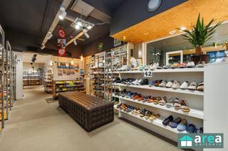 <p><span> </span></p><p><span>Gemengd gebruik: goed gelegen handelsgelijkvloers met bovenliggende woonst op de Diksmuidelaan in Berchem Groenenhoek, Zeer goede ligging voor detailhandel. Mits aanvraag omgevingsvergunning kan u de bestemming evenuteel wijzigen naar volledige woonst. Het pand beschikt tevens over buitenruimte.De omgeving is zeer vlot bereikbaar, biedt het nodige klantenpotentieel en maar is tevens rustig voor bewoning en er is veel groen in de buurt.</span></p><p><span> </span></p><p><span>Grootste troeven:</span></p><p><span>- talloze mogelijkheden: commerciële invulling, residentiele invulling of mix.</span></p><p><span>- Locatie te Berchem Groenenhoek</span></p><p><span>- Stadskoer</span></p><p><span> </span></p><p><span> </span></p><p><span>Indeling:</span></p><p><span>- Gelijkvloers: winkelruimte van in totaal +-75m². Aparte inkom voor de de woonst. Stadskoer.</span></p><p><span>- Verdieping 1: Woonst met ruime living, keuken, badkamer, toilet en dakterras. </span></p><p><span>- Op de 2de verdieping bevinden zich 2 grote slaapkamers, een dressing (derde kleine slaapkamer) en badkamer.</span></p><p><span>- Kelder</span></p><p><span> </span></p><p><span>Heeft u verdere interesse of wenst u een bezoek? Neem dan contact op met Area Partners op 03/284.60.60 of via info@area.be</span></p><p><span> </span></p>