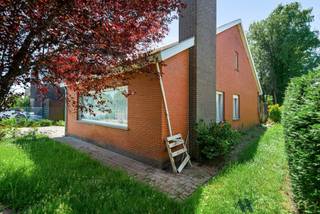 Te renoveren bungalow met twee slaapkamers, gelegen op een ruim perceel van 1034 m² in een bijzonder rustige omgeving nabij de prachtige Scheldedijk. Deze woning biedt een unieke kans voor wie op zoek is naar een renovatieproject met veel potentieel op een toplocatie in het groen. De indeling omvat een inkomhal, een lichtrijke leefruimte, een aparte zitplaats, een keuken, twee slaapkamers en een technische ruimte. De grote tuin met groenzicht garandeert volledige privacy en een oase van rust. Dankzij het royale perceel en de charmante ligging is dit pand ideaal voor wie zijn droomwoning wil realiseren in een landelijke, maar toch goed bereikbare omgeving. EPC: 575 kWh/m²jaar, unieke code: 3414439. Neem vandaag nog contact met ons op voor een bezichtiging via 03/283.84.84