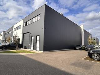 Deze bedrijfshal van 207 m² + 105 m² is gelegen in de Bremakkerstraat 25A in Bilzen, gelegen in het industrieterrein De Spelver in Bilzen.<br /><br />De industriehal beschikt over een hoge poort van 400 x 420. Op de eerste verdieping is er een ingericht kantoorruimte met veel lichtinval beschikbaar. Deze bestaat uit een kantoorruimte met plaats voor een 8 à 10 tal medewerkers, voorzien van een lange bureau en een wandkast. Verder hebben wij een aparte kantoorruimte met glazen wand met bureau en kasten. Tevens is er een keuken met tafel en stoelen voorzien. Verder is er een toiletruimte met douche en een technische berging. De verwarming is een lucht/water warmtepomp voor de vloerverwarming en er is een airco lucht/lucht voorzien voor de koeling. Tevens zijn er zonnepanelen voorzien. Hierdoor is er een A+ energielabel. Huurprijs is excl. BTW.<br /><br />Wens je dit bedrijfspand te bezichtigen? Neem dan contact op met Valère Vangeel via 0472 323 424 of mail naar valere@vestio.com .